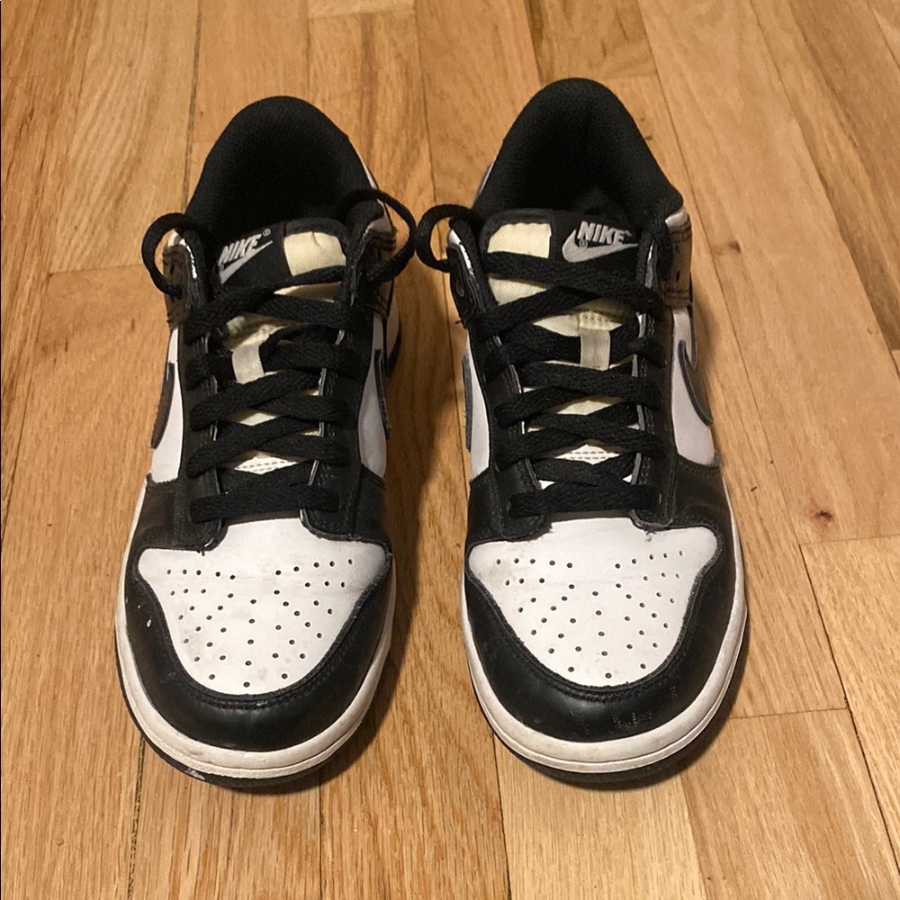 Nike women’s Black and White Sneakers